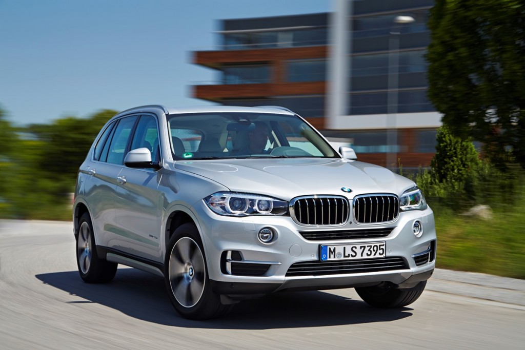 BMW X5 xDrive 40e Exterior colour: Glacier Silver, Upolstry: Ivory White Nappa Leather, Pure Excellence Exterior Design, max. system output: 230kW/313 hp; average consumption: 3,4-3,3 Liter/100 km 15,4-15,3kWh/100km  - CO2-emissions: 78 – 77 g/km